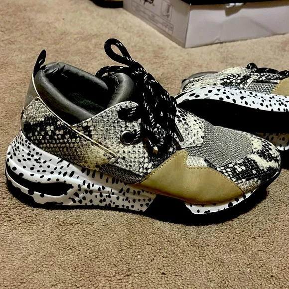 Steve Madden | Shoes | Steve Madden Sneaker Gently Used 